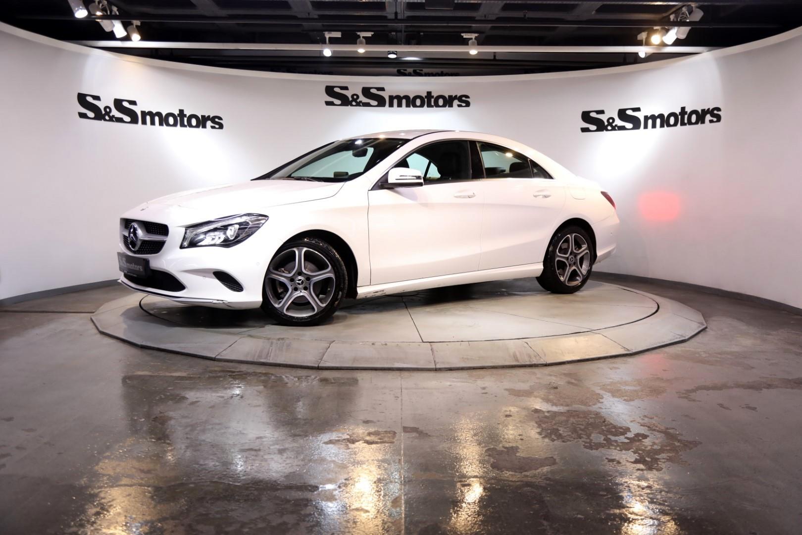 Мерседес CLA 200 девушки