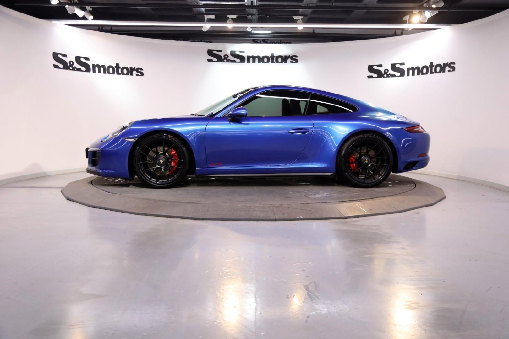 Porsche 911 Carrera 4 GTS
