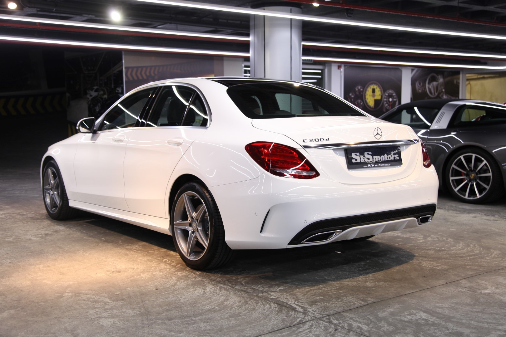Белый Мерседес Бенц c200